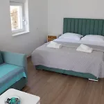 Ivana Διαμέρισμα Jadrtovac